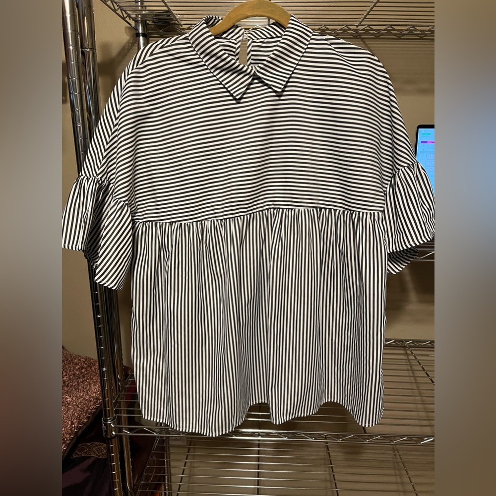 Black and white stripe bell sleeve top Sz L